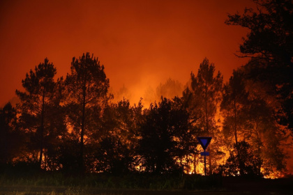 Un incendie d'une grande virulence à Le Porge en Gironde, le 23 juillet 2026 - ROMAIN PERROCHEAU (AFP)