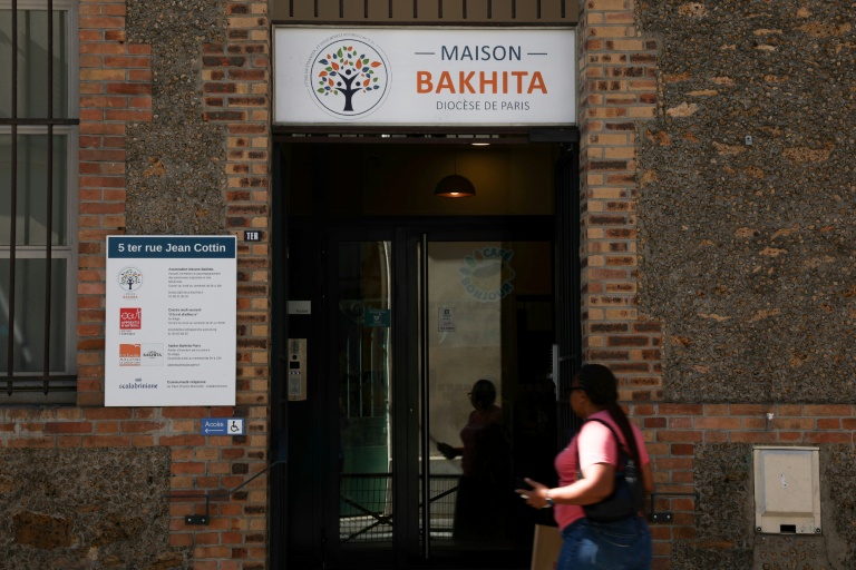 La visite du pape dans un lieu d'accueil d'exilés : un "message" avant la présidentielle en France