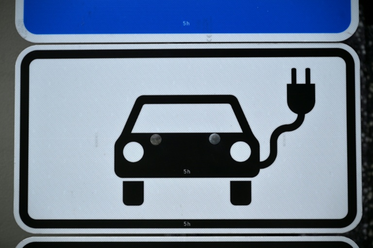 Automobile : l'électrique représentera près d'un tiers des ventes en 2026, estime l'AIE