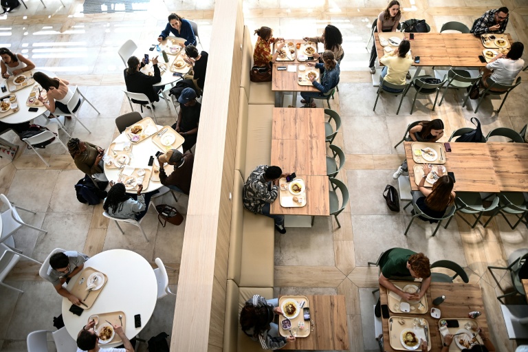 "C'est vraiment plus galère" : la généralisation du repas à 1 euro fait déborder les restaurants universitaires