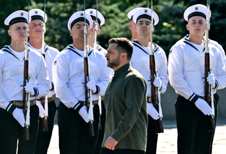 Ukraine : Zelensky rejette des élections, un "tsunami qui fracturerait" le pays