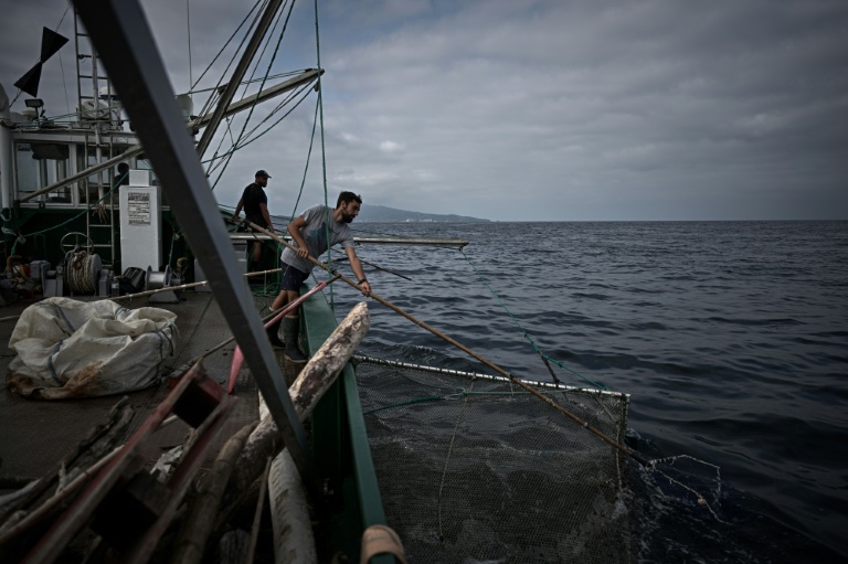 A bord de l'Itsas-Bellara, le bateau pêcheur de déchets flottants au Pays basque
