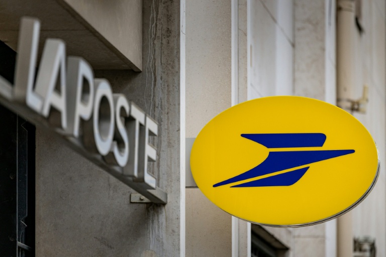 Doubs : 62 kilos de courriers abandonnés par un facteur dans un bois