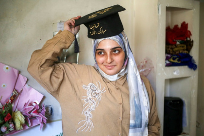 Saba Rabah, meilleure élève palestinienne aux examens de fin de second cycle, en filière scientifique, célèbre sa réussite avec sa famille dans le camp de réfugiés de Maghazi, au centre de la bande de Gaza, le 26 juillet 2026 - Eyad Baba (AFP)