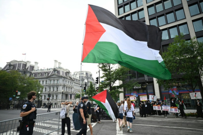 Des manifestants brandissent des drapeaux palestiniens près de la Maison Blanche à Washington pendant une visite du Premier ministre israélien Benjamin Netanyahu, le 28 juillet 2026 - Mandel NGAN (AFP)