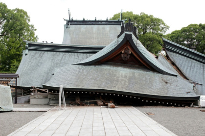 Une partie du sanctuaire de Yatsushiro apparaît endommagée, après le tremblement de terre qui a frappé la région, dans la préfecture de Kumamoto, le 29 juillet 2026 - Fred Mery (AFP)