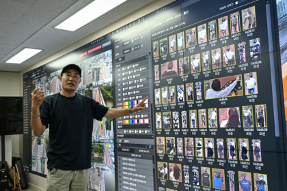 Kim Jun-young, chef du Centre de contrôle intégré de la vidéosurveillance du pont Hangang, présente le dispositif dans la salle de contrôle à Séoul, le 24 juin 2026 - Jade GAO, Jade GAO (AFP)