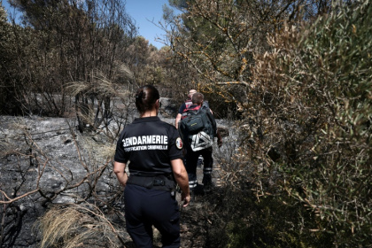 Une unité de  la cellule Recherche des causes et circonstances des incendies (RCCI) du Var, en mission sur la commune de Ponteves, le 29 juillet 2026. - Thibaud MORITZ (AFP)