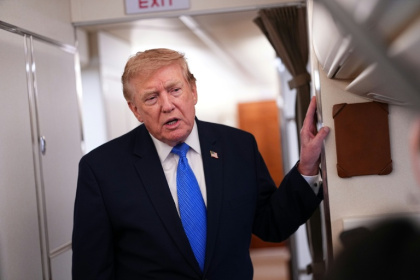 Le président américain Donald Trump s'adresse à la presse à bord de l'avion présidentiel Air Force One, le 2 août 2026 - Aaron Schwartz (AFP)