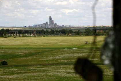 Cimenterie vers le village semi-abandonné de Zaozerny dans le nord du Kazakhstan, le 28 mai 2026 - Ruslan PRYANIKOV (AFP)