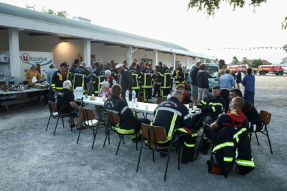 France's fires have sparked a volunteer movement, with many rushing to help put out the flames or feed the firefighters - ROMAIN PERROCHEAU (AFP)