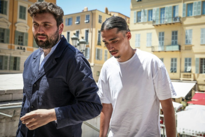Le streamer français Safine Hamadi (d.), connu sous le nom de Safine, arrive avec son avocat Michel Tom au tribunal de Nice, dans les Alpes-Maritimes, pour l'ouverture de son procès, le 6 juillet 2026 - Valery HACHE (AFP)