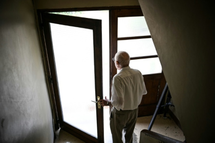 Selon le dernier baromètre en septembre 2025 des Petits frères des pauvres, "l'isolement extrême" des seniors a "explosé" en France - Lou BENOIST (AFP)