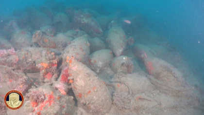 Photo transmise par le service de presse des Carabiniers italiens, le 9 août 2026, montrant des amphores sur le lieu où une épave vieille d'au moins 2.100 ans a été découverte au large des côtes de la Sicile, près de Mazara del Vallo - Handout (AFP)
