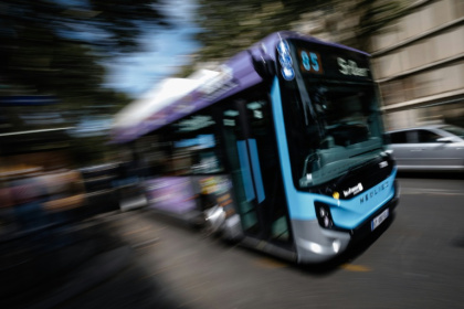 Un bus parisien de la RATP sur la ligne 85 qui va de Saint-Ouen au nord de Paris jusqu'à Chatelet en plein centre de la capitale, le 31 juillet 2026 - Simon WOHLFAHRT (AFP)