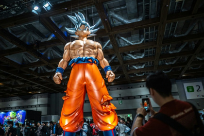 Un des personnages du manga japonais "Dragon Ball" au centre d'exposition Tokyo Big Sight à Tokyo, le 6 octobre 2024 - Philip FONG (AFP)