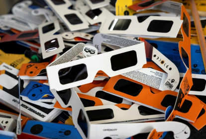 Des lunettes d'observation d'éclipse, certifiées conformes à la norme de sécurité internationale ISO 12312-2:2015, à Palma de Mallorca, en Espagne, le 25 juin 2026 - Jaime REINA (AFP)