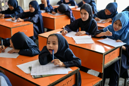 Des jeunes filles afghanes passent leurs examens de mi-semestre dans une école primaire à Kaboul, le 21 juillet 2026 - STR (AFP)