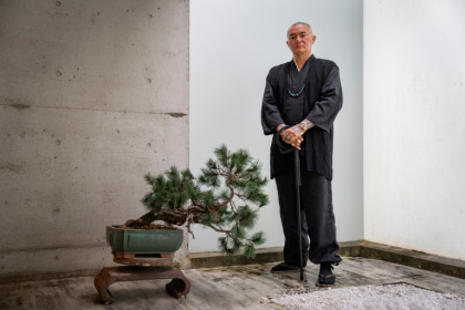 Remy, tatoueur professionnel, pose dans son studio à Ginowan, dans la préfecture d'Okinawa au Japon, le 19 mai 2026 - Philip FONG (AFP)