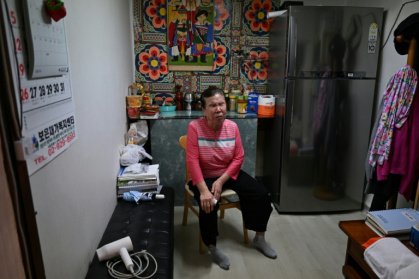 Song Oh-soon, diseuse de bonne aventure aveugle, dans son petit cabinet du "village des voyants de Mia-ri", à Séoul, le 29 juillet 2026 en Corée du Sud - GREG BAKER (AFP)