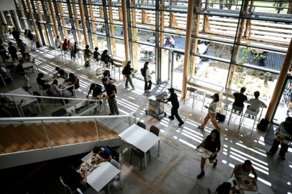 Des étudiants prennent un repas dans un restaurant universitaire du Crous (Centre Régional des Oeuvres Universitaires et Scolaires) de l'Université de Bordeaux à Talence, le 24 avril 2026 en Gironde - Christophe ARCHAMBAULT (AFP)