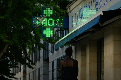 Un thermomètre de pharmacie indique une température de 40°C à Bordeaux, le 6 juillet 2026 en Gironde - JOEL SAGET (AFP)