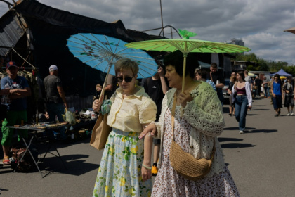 Des visiteuses au marché aux puces de Potchaïna endommagé par une frappe russe, le 9 août 2026 à Kiev, en Ukraine - Tetiana DZHAFAROVA (AFP)