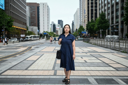 La Sud-Coréenne Baek Song-yi, qui fait campagne pour le droit des victimes de harcèlement au travail, le 17 juillet 2026 à Séoul - Jade GAO (AFP)