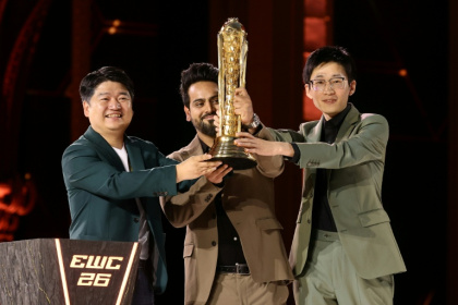 Le dirigeant de l'équipe chinoise All Gamers Le Kedeng (à gauche) brandit le trophée de l'Esports World Cup à Paris le 23 août 2026 - Teresa SUAREZ (AFP)