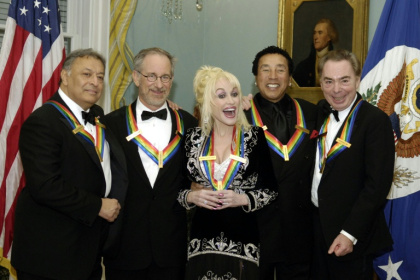 Dolly Parton entourée de Steven Spielberg, Zubin Mehta Smokey Robinson et Andrew Lloyd Webber, à Washington, le 2 novembre 2006 - LESLIE E. KOSSOFF (AFP)