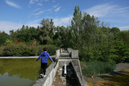 Un enfant de la communauté des gens du voyage à Courdimanche dans le Val d'Oise le 25 août 2026 - Thomas SAMSON (AFP)