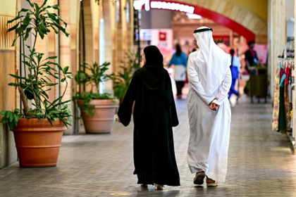 Deux personnes déambulent dans le Mercato Mall, à Dubaï, le 24 août 2026 - Giuseppe CACACE (AFP)