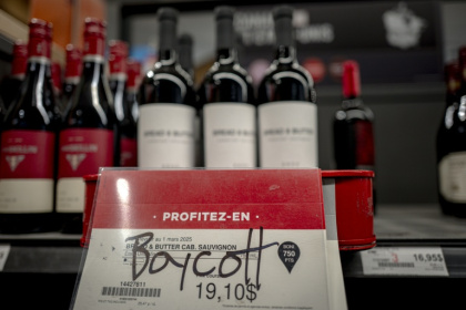 Un graffiti appelant au boycott d’un vin américain dans un magasin d’alcool à Montréal, au Canada, le 3 février 2025 - ANDREJ IVANOV (AFP)