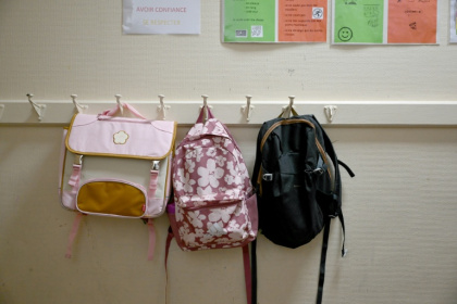 Plus de 850.000 enseignants reprennent lundi le chemin des classes pour une journée de rentrée, perturbée dans certaines académies par les conséquences d'une cyberattaque survenue cet été - Bertrand GUAY (AFP)