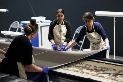 La tapisserie de Bayeux lors de son installation au British Museum à Londres le 17 juillet 2026 - Toby Shepheard (AFP)