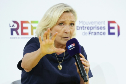 Marine Le Pen devant les entrepreneurs du Medef lors du premier débat des candidats à la présidentielle à Roland-Garros à Paris le 27 août 2026 - Thomas SAMSON (AFP)