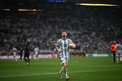 Lionel Messi avant la séance de tirs au but de la finale de la Coupe du monde remportée par l'Argentine face à la France le 18 décembre 2022 à Doha - Paul ELLIS (AFP)