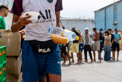 Des bénévoles de l'ONG Luna Blanca distribuent de la nourriture à des migrants sur le site industriel d'El Tajaral à Ceutae, Espagne, le 2 septembre 2026 - Antonio Sempere (AFP)