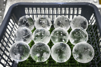Des glaçons en forme de sphères produits à l'usine Kuramoto Ice, le 15 juin 2026 à Kanazawa, au Japon - Yuichi YAMAZAKI (AFP)