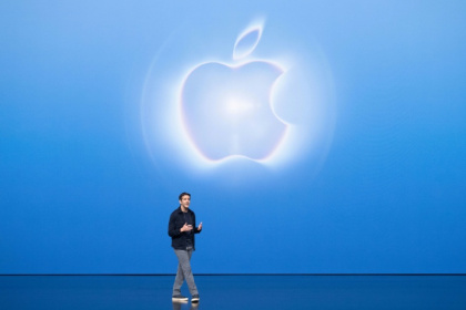 Le patron d'Apple John Ternus sur scène lors de la présentation du premier iPhone pliable, le 9 septembre 2026 à Cupertino, en Californie, aux Etats-Unis - Karl Mondon (AFP)