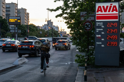 Les prix des carburants sont largement installés au-dessus des 2 euros - Martin LELIEVRE (AFP)