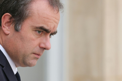 Le Premier ministre Sébastien Lecornu sortant de l'Elysée, à Paris le 10 septembre 2026. - Ludovic MARIN (AFP)