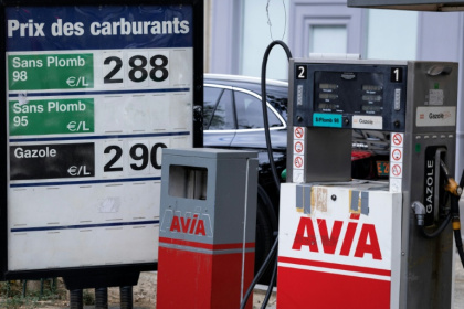 Les prix du carburant affichés dans une station-service Avia à Paris, le 18 septembre 2026 - Kenzo TRIBOUILLARD (AFP)