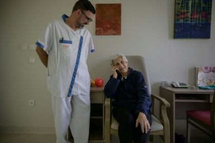 Une résidente d'un Ehpad, atteinte de la maladie d'Alzheimer, converse au téléphone avec une IA baptisée Livana, le 17 septembre 2026 à Septfonds, dans le Tarn-et-Garonne - Ed JONES (AFP)