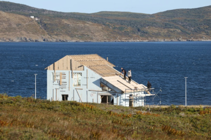 Des ouvriers participent à la construction de la toiture d'une maison dans le nouveau village de Miquelon, sur l'archipel de Saint-Pierre-et-Miquelon, le 20 septembre 2026 - Ludovic MARIN (AFP)