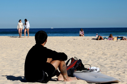 Des gens passent l’après-midi d’une journée ensoleillée sur la plage de Bondi, à Sydney, le 18 septembre 2026 - Xiaoyu Yin (AFP)