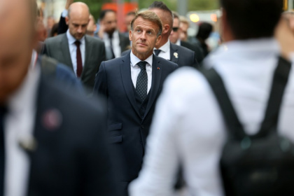 Le ministre français des Affaires étrangères, Jean-Noël Barrot (g.), et le président français, Emmanuel Macron, marchent à New York le 21 septembre 2026, après une rencontre avec le président américain Donald Trump - Ludovic MARIN (AFP)