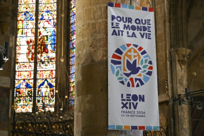 Une bannière à l'intérieur de la cathédrale Saint-Étienne, annonçant la messe que le pape Léon XIV célébrera le 28 septembre 2026 à Metz, le 3 septembre 2026 en Moselle - Bertrand GUAY (AFP)
