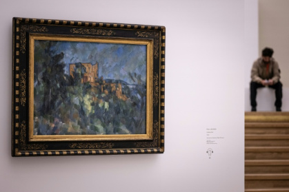 Le tableau "Château noir", du postimpressionniste Paul Cézanne (1839-1906), dans le cadre de l'exposition "Cézanne et nous" avant son inauguration au Grand Palais à Paris, le 21 septembre 2026 - Lou BENOIST (AFP)