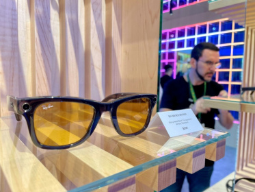 Des lunettes de soleil connectées exposées à Menlo Park, Californie, le 24 septembre 2024, avant le congrès Meta Connect - Julie JAMMOT (AFP)